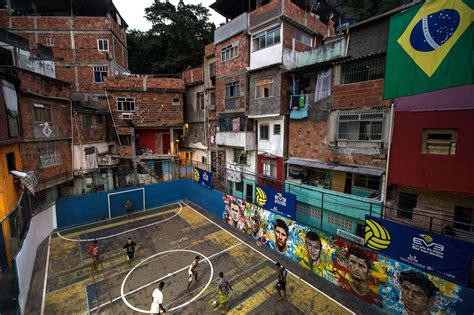  Street Scenes: An Ode to Brazilian Urban Life Captured Through the Lens